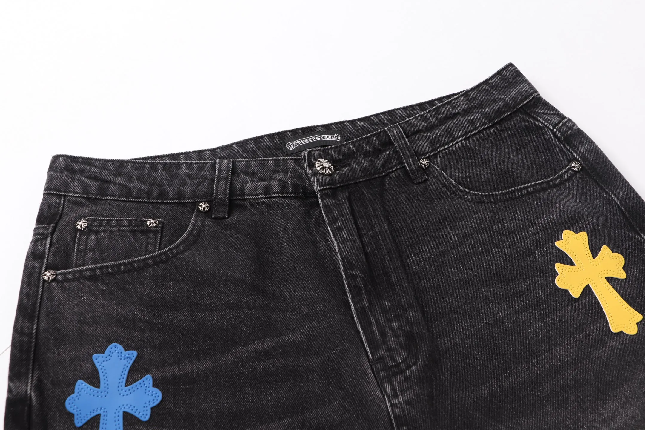 P260 Style number: H80 Croxin & 𝐂𝐡𝐫𝐨𝐦𝐞 𝐇𝐞𝐚𝐫𝐭 ss25 black leather Sanskrit fine jeans. Styles with different washed textures are very friendly to people with thin legs. The slightly flared version perfectly modifies the leg shape. The timeless and moderate length makes it easy to match and match. It is the basis for various styles and is a must-have in your wardrobe! The fabric is stiff but also makes the upper body soft without losing texture. The washing process is even more perfect. It is a must-have item for everyone! ! ! Washed wheat, hang tag, pants label, three labels complete Color: black Size: 30-32-34-36